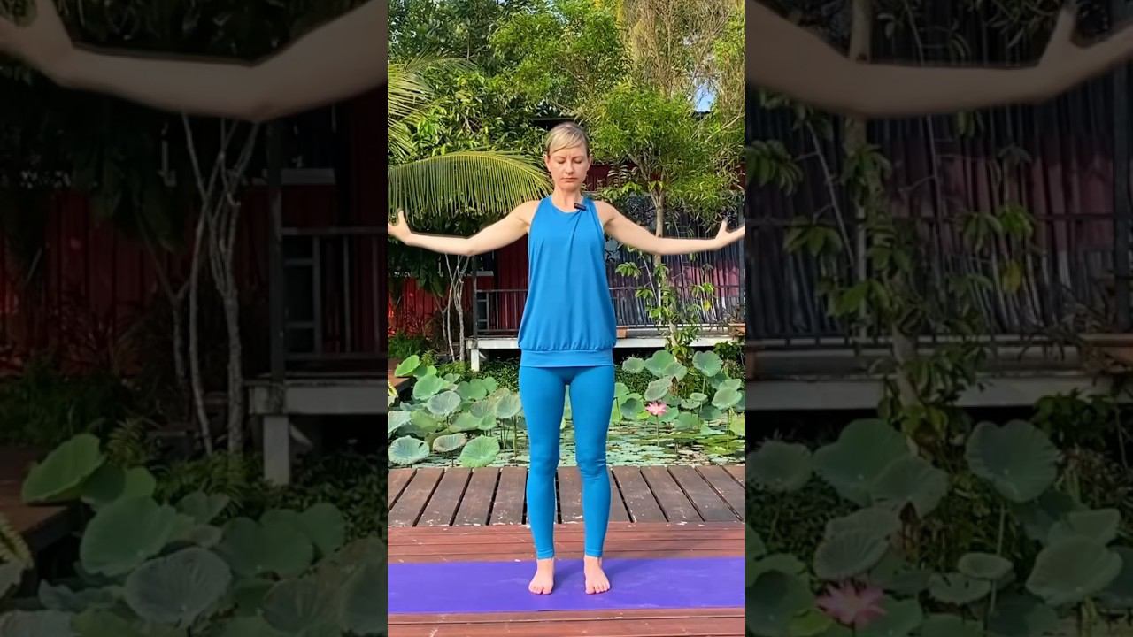 Раскрытие плечевого пояса. Перейдите на мой канал, чтобы выполнить комплекс целиком #разминка