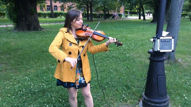 Carlos Gardel — Por Una Cabeza (уличная скрипачка) смотреть онлайн