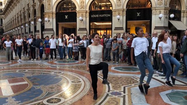 Flash Mob Irish dance in Milan - Gens d'Ys and Tara School 2018 смотреть онлайн