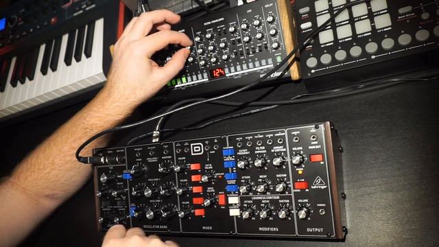 SAWTOOTH Behringer Model D vs Roland SE-02 - Sawtooth 3 octave unison stack смотреть онлайн