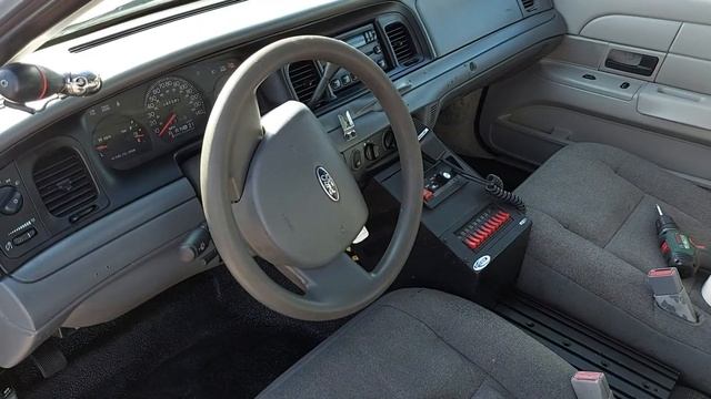 2005 Ford Crown Victoria P71 4.6 V8 Police Interceptor смотреть онлайн
