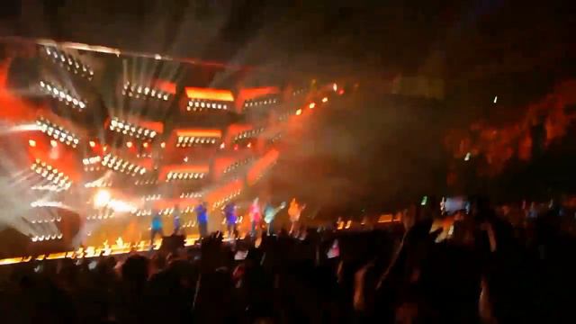 BRUNO MARS Bologna - Runaway Baby [Live 24K Magic Tour] смотреть онлайн