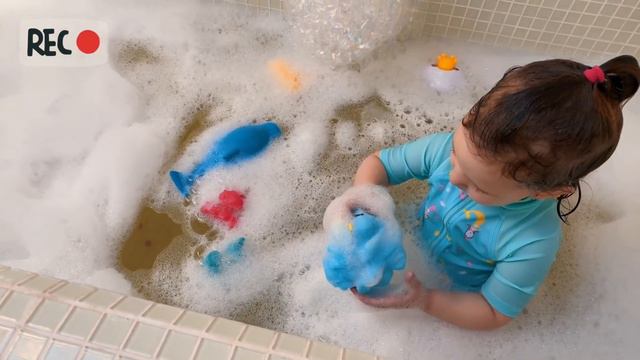 Baby kids bath | Дитячі пісні | Beginner English | Eleya bath time | Super simple songs смотреть онлайн
