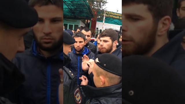 Срочно!06.10.2017.Мусулманам запрещают читать Намаз возле Мечети смотреть онлайн