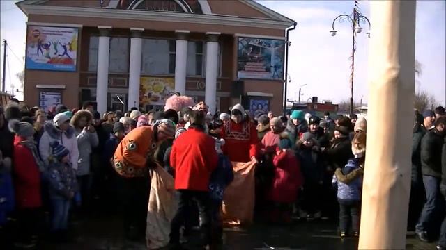 Бег в мешках - традиционная народная забава смотреть онлайн