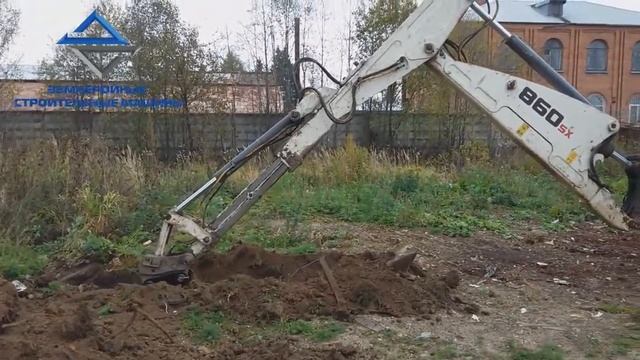 Работа экскаватора погрузчика Terex с траншейным ковшом