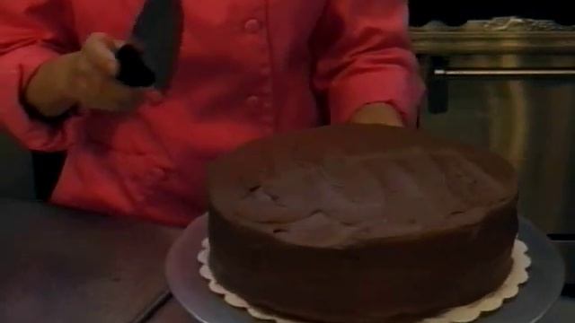 Assembling a Two-Layer Chocolate Cake смотреть онлайн