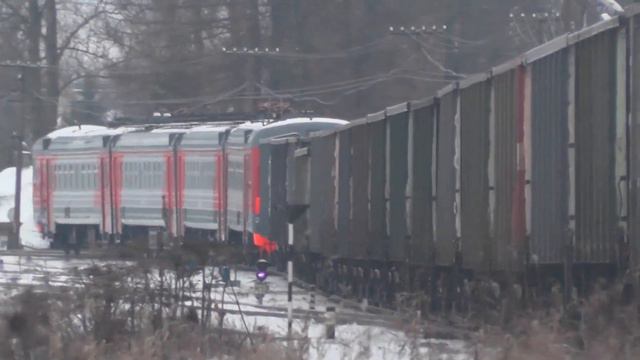 С наступающим новым годом! Тепловоз 2ТЭ116-1296 с полувагонами+перегоняемый электропоезд ЭД4М-1051 смотреть онлайн