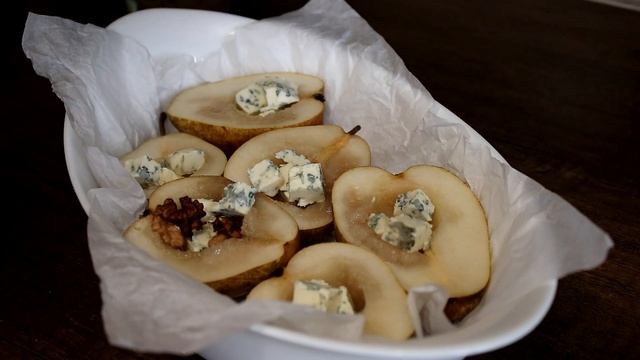 Груші запечені з сиром та горіхами