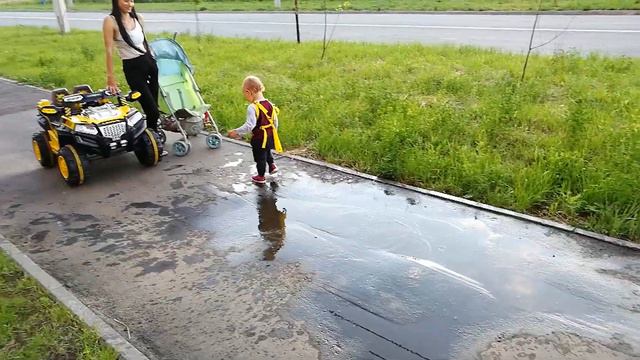 dancing on green grass дети прыгают в луже смотреть онлайн