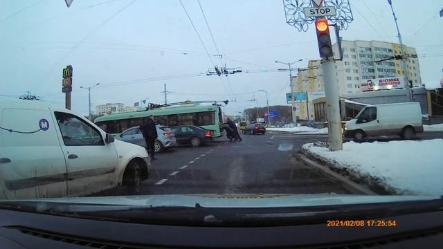 помощь троллейбусу в Минск кольцо на Пушкина смотреть онлайн