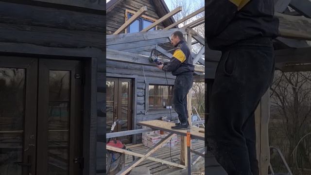 фасад под "старину" #wood #отделка #дача #деревянныйдом #изба #баняподключ #ремонт #строимбанюмоскв смотреть онлайн