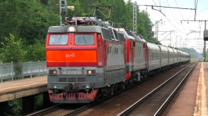 ЧС2Т-1059 с перегоняемым ЭП2К-141 и фирменным поездом «Новокузнецк» Новокузнецк — Санкт-Петербург