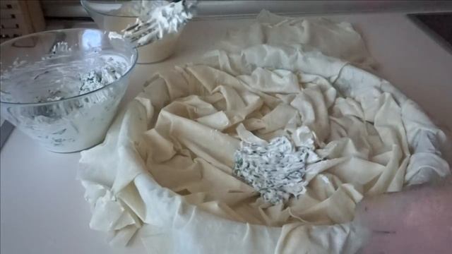 Рецепт турецкого слоеного пирога с брынзой и петрушкой. смотреть онлайн
