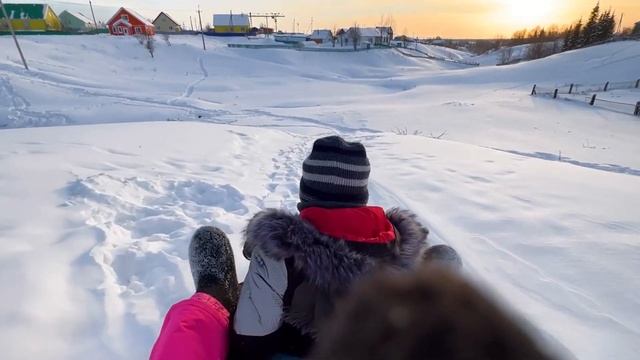 Зимние забавы. Асселька катается на плюшке по снегу с горки. Зимние игры для детей. смотреть онлайн