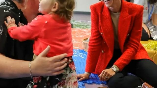 КЕЙТ МИДДЛТОН ВЫШЛА В БЕЗУПРЕЧНОМ ОБРАЗЕ - КОРОЛЕВСКИЕ НОВОСТИ смотреть онлайн