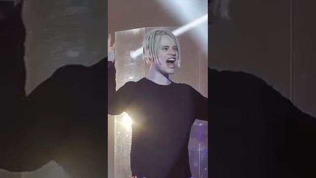 Когда отказал микрофон,но с тобой весь зал, потому что ты РОССИЯНИН !!! смотреть онлайн