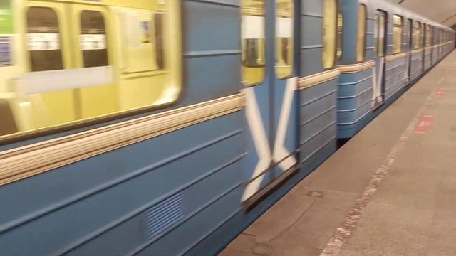 81-717 "номерной" с маской 2-0-2 отправляется в тупик станции "Площадь Маркса". Метро Новосибирска смотреть онлайн