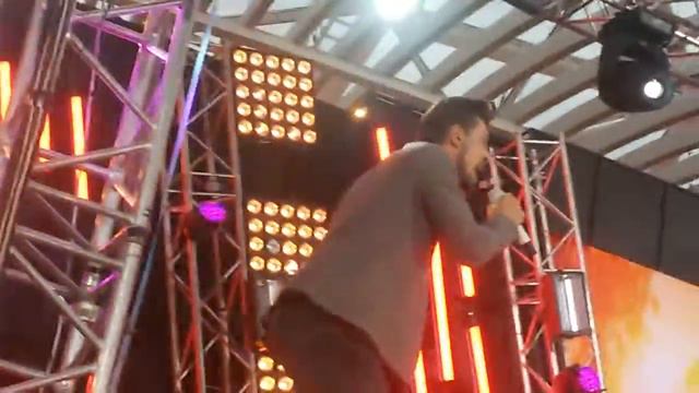 Дима Билан Невероятное живое выступление - Ты должна рядом быть (LIVE) смотреть онлайн