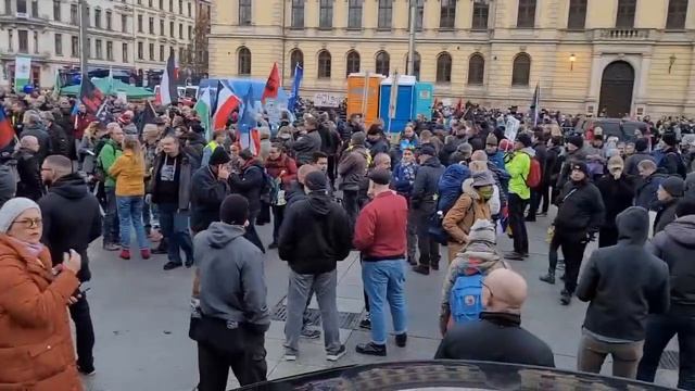 В Германии граждане выходят на антиамериканский митинг смотреть онлайн