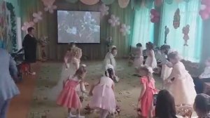 Танец"Лети Лепесток" в исполнении девочек старшей группы