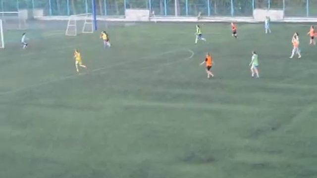 Женский футбольный клуб Sportbox Сибирь. Тренировка под дождем смотреть онлайн
