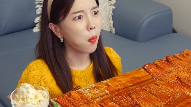 [Mukbang ASMR] 핵매운 ? 불닭 팽이버섯 & 계란 샐러드 레시피 Spicy Buldak Enoki Mushrooms Recipe Eatingshow Ssoyoung смотреть онлайн