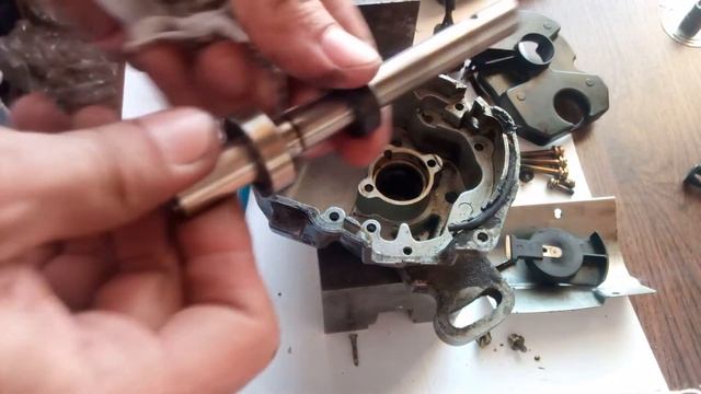 Mazda 626 GE меняю сальник распределителя зажигания