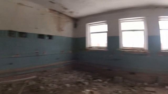 Тут были дискотеки и крутили фильмы. Советский сельский клуб.