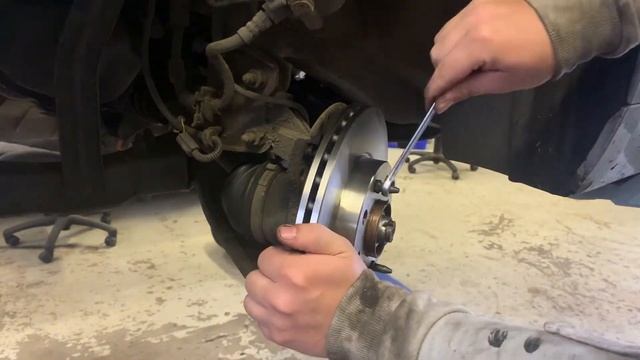 FIAT 500(2007-2015) front brake discs and pads смотреть онлайн