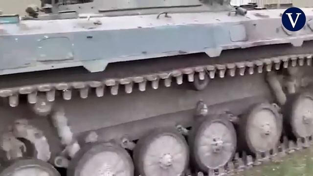 Un tanque ruso con una bandera blanca se rinde ante los soldados ucranianos смотреть онлайн