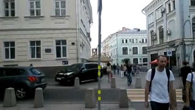 Россия, Москва пересечение улиц Кузнецкий мост и Комергерский переулок смотреть онлайн