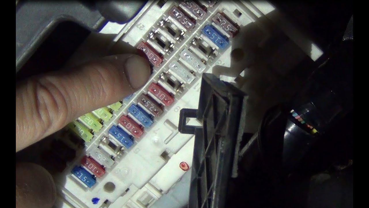 Замена предохранителя №9 обогревателя боковых зеркал в тойоте королла Е150 смотреть онлайн