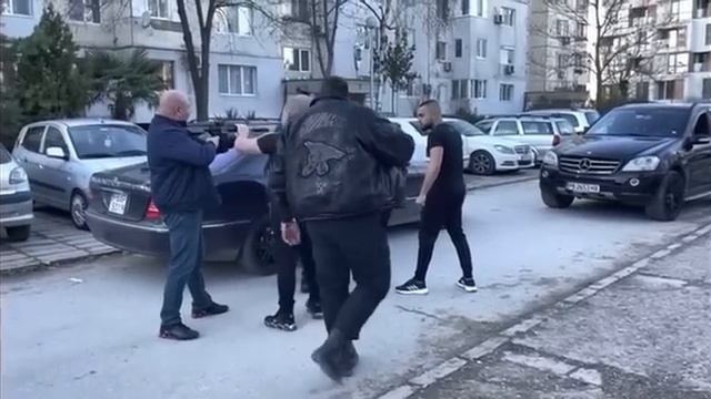 ТОШО КУКАТА СЕ КАРА НА ПОДЧИНЕН И ПОКАЗВА КАК СЕ ДЪРЖИ ПЛАСТМАСОВ АВТОМАТ смотреть онлайн