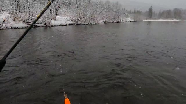 Попали в Ледяной Плен в Тайге. Снег завалил Лодки. Закрыли Сезон Жидкой Воды. Хариус На Удочку смотреть онлайн