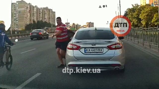 Видео. В Киеве на окружной за перестроения в левый ряд водителя элитного автомобиля Форд смотреть онлайн