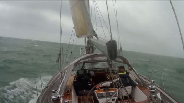 Hallberg Rassy 48 Sailing in heavy weather смотреть онлайн