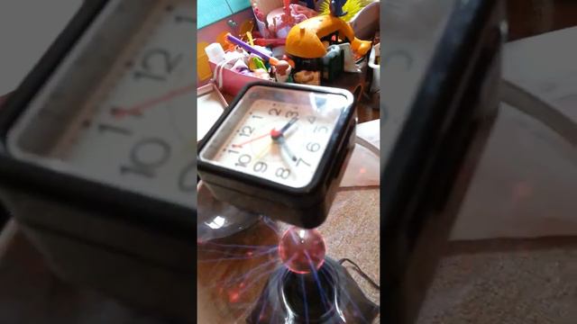 Strange stuff...alarm clock and globe! смотреть онлайн