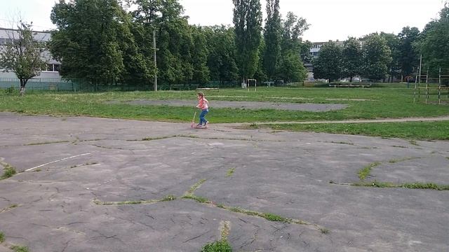 Ребенок катается на самокате, как кататься на самокате смотреть онлайн