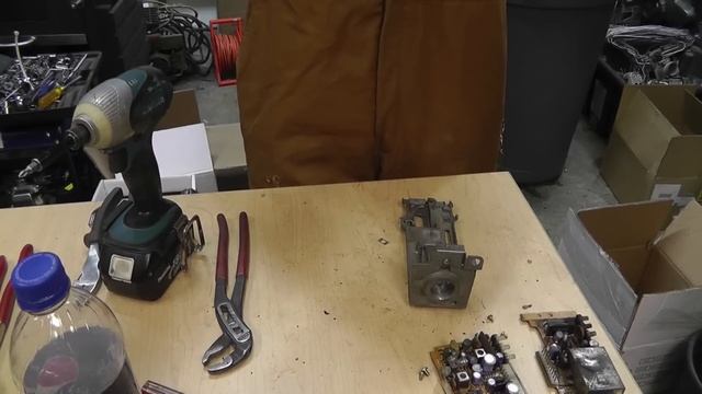 Whats In Side A Vintage Analog CCTV Video Camera? CRT Video Recording Device? (Vacuum Tube)??? смотреть онлайн