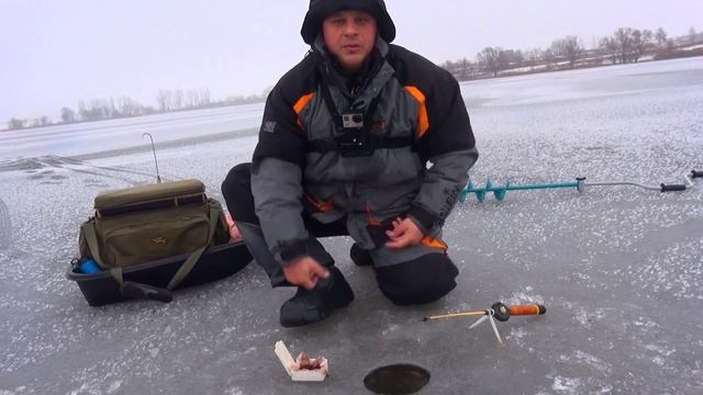 Попал на клев! Удочки гнёт, крючки ломает! Ловля огромных карпов со льда! смотреть онлайн