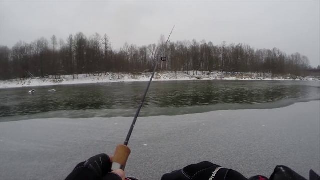 Мормоспиннинг на заснеженной реке, ловим окуня. Муха (Nautilus) смотреть онлайн