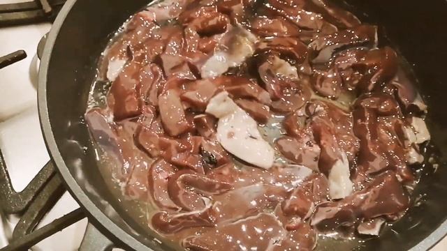 Говяжья печень с луком. Жареная печень. Как правильно жарить печень. Жареная печень за 10 минут. смотреть онлайн