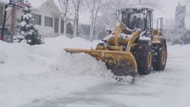 Фронтальные погрузчики LiuGong убирают снег смотреть онлайн