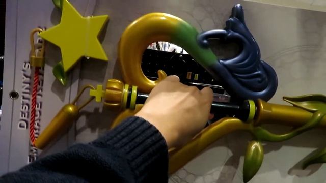 Kingdom Hearts Destiny's Embrace Keyblade - Spirit Halloween смотреть онлайн