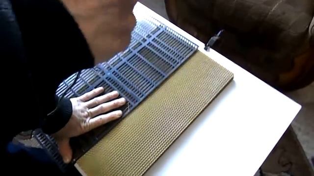 Обрезка вощины с помощью электронаващивателя смотреть онлайн