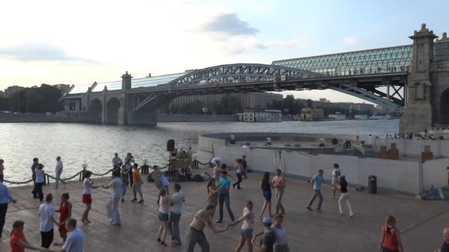 Танцы шманцы рядом с москва рекой1 смотреть онлайн
