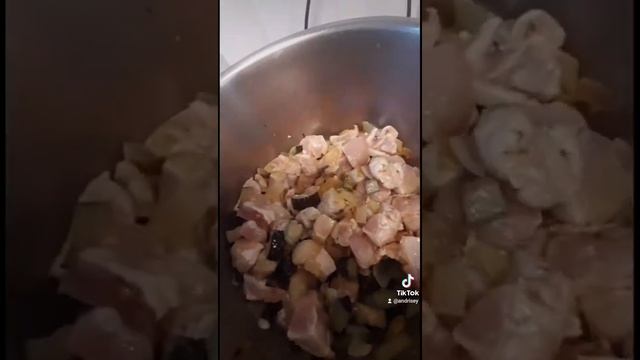 Готовим куриное филе с овощами, в сливочном соусе с аджикой. смотреть онлайн