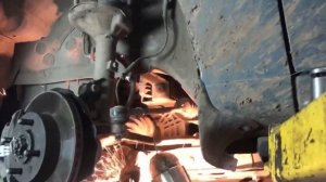 Замена передних рычагов и обломленного болта подрамника Hyundai Accent