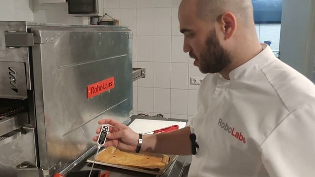Митболы в конвейерной печи RoboChef от RoboLabs